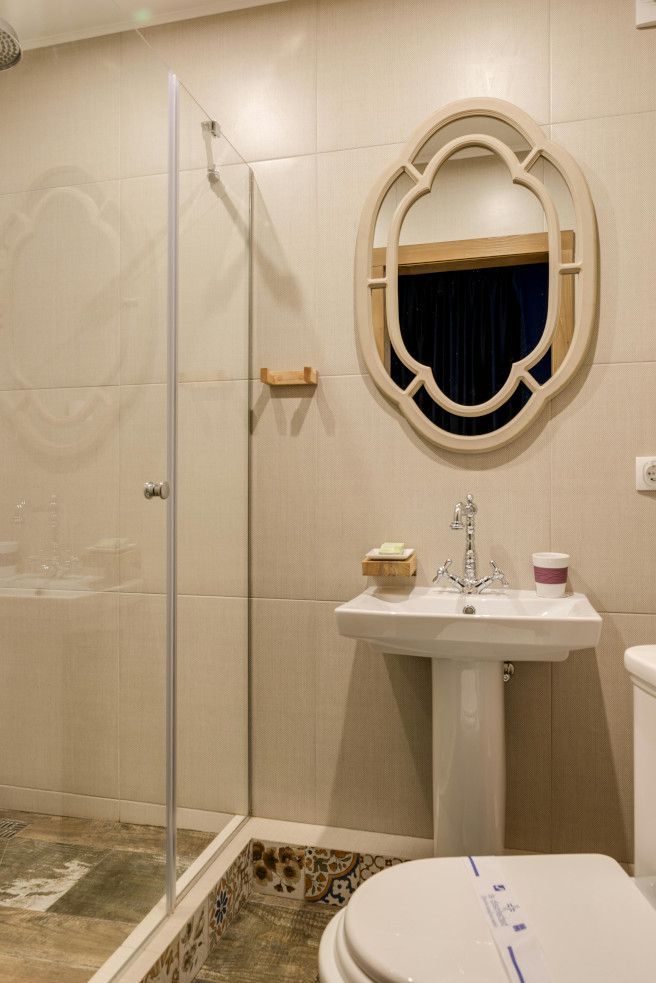 Classic style tiled bathroom in Swansea completed by Daffodil Tiling.